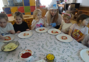 Kolejna grupa dzieci siedzi przy stole.