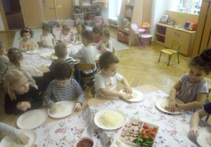 Dzieci podczas wykonywania swoich kawałków ciasta.