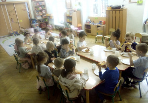 Dzieci podczas wspólnego posiłku.
