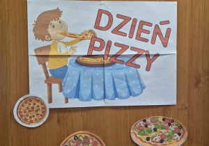 Plaka z napisem dzień pizzy.