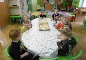 Dzieci współnie siedzą przy stole.