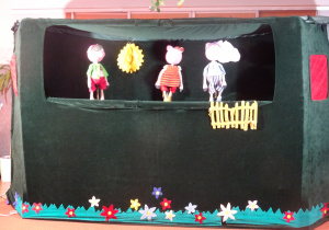 Trzy lalki na scenie.