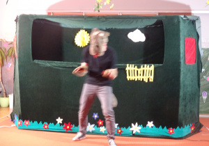 Aktor na tle dekoracji.