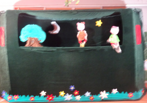 Lalki podczas przedstawienia.