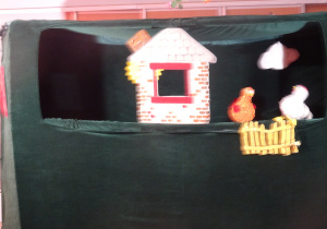 Domek jako dekoracja na scenie.