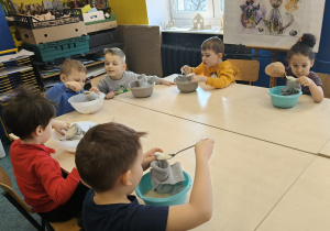 Dzieci siedzą przy stole.