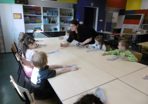 Grupa dzieci siedzi przy stole.