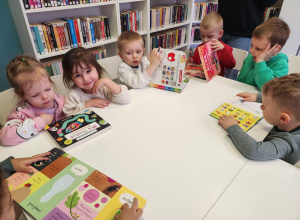 Maluszki w bibliotece