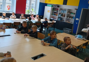 Juniorzy siedzą przy stole.