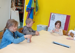 Juniorzy wypychają swoje skarpety puchem.