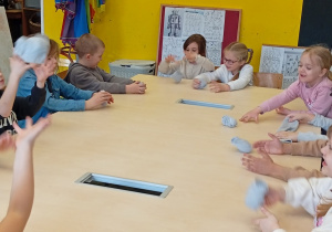 Juniorzy wypychają swoje skarpety puchem.