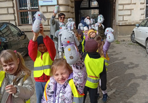 Juniorzy pokazują zrobione skarpety w kształcie zająca.