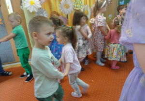 Dzieci podczas wspólnych tańców
