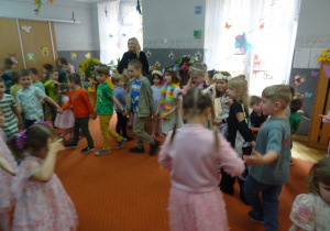 Grupa dzieci idzie w kółku.