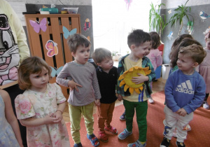 Grupa dzieci stoi razem.