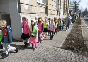 Grupa dzieci w drodze do teatru.