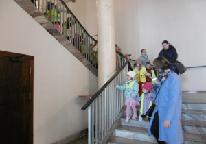Dzieci schodzą ze schodów.