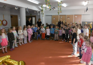 Grupa dzieci podczas wspólnej zabawy.