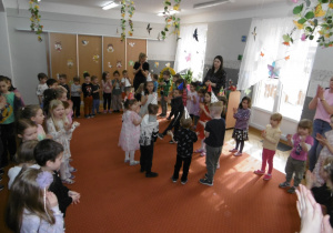 Wspólne zabawy w kole.