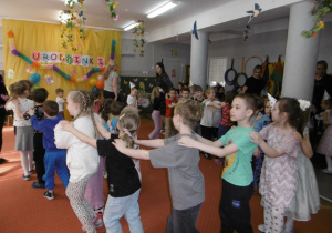 Dzieci podczas wspólnych tańców.
