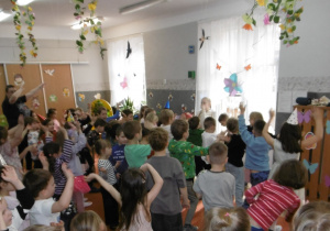 Dzieci podczas wspólnych tańców.