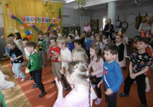 Dzieci podczas wspólnych tańców.