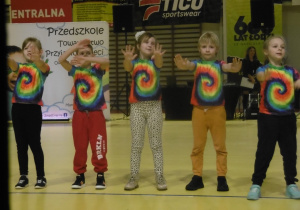 Grupa dzieci występuje na scenie.