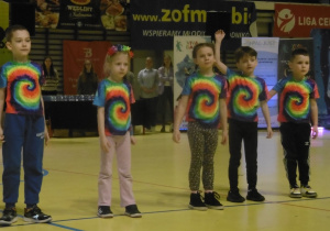 Grupa dzieci podczas występu na scenie.