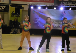 Czworo dzieci tańczy na scenie