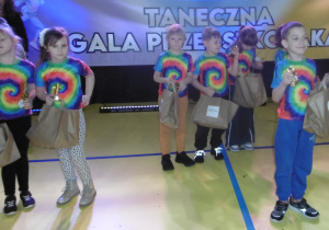 Dzieci stoją z prezentami.