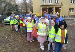 Grupa dzieci stoi obok siebie.