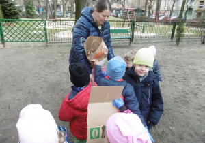 Dzieci zbierają śmieci.