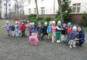 Dzieci stoją obok siebie.