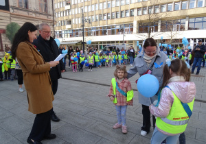 Pani Wiceprezydent wręcza dzieciom dyplom uczestnictwa w Niebieskim Marszu.