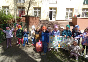 Kolejna grupa dzieci pozuje do zdjęcia.