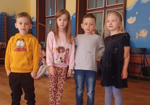 Czworo dzieci stoi obok siebie.