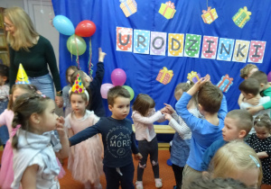 Dzieci podczas wspólnej zabawy.