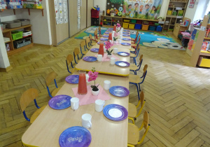 Stół z przygotownym nakryciem.