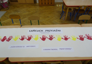 Plakat z napisem "Łańcuch przyjaźni".