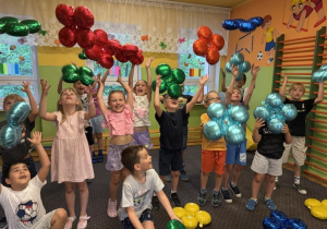 Dzieci podrzucają balonami.