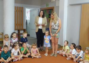 Pani wicedyrektor i nauczycielka stoją obok siebie w otoczeniu dzieci.