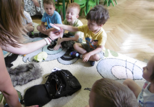 Dzieci podczas oglądania przedmiotów zwiazanych z wakacjami