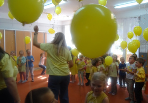 Wspólne zabawy z balonami.