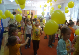 Kolejne wspólne zabawy z balonami.