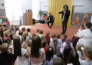 Pan muzyk opowiada o instrumencie.
