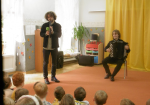 Pan muzyk gra na instrumencie.