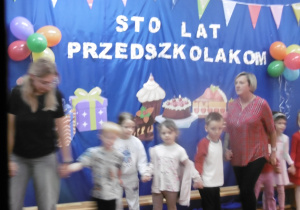 Dwie osoby dorosłe idą razem z dziećmi.