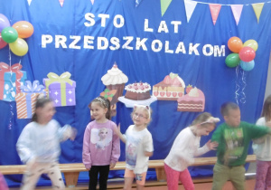 Grupa dzieci podczas współnych zabaw.