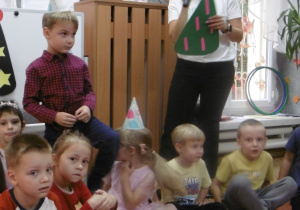 Nauczycielka czyta zadanie do wykonywania.
