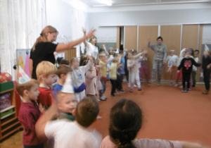 Pracownicy i dzieci podczas wspólnej zabawy.